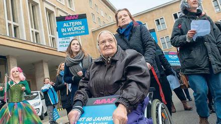 Für ein Altern in Würde. Demonstranten vor dem Tagungsort des Deutschen Pflegetages in Berlin-Tempelhof.