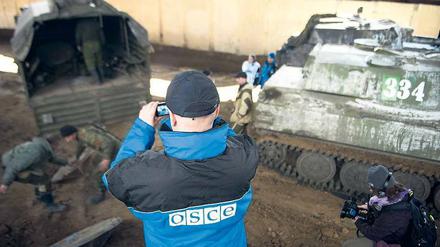 Bei der Arbeit. Ein OSZE-Mitarbeiter macht Videoaufnahmen. 