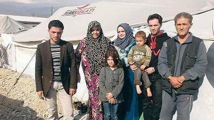 Ein paar Quadratmeter für die Familie: Die Sueds vor ihrem Wohnzelt im Lager Karamanmaras. 