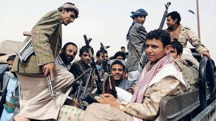 Schwer bewaffnete Huti-Kämpfer patrouillieren am Flughafen der Hauptstadt Sanaa. Dieser wurde bei Luftangriffen der Allianz so schwer getroffen, so dass niemand mehr die Stadt auf dem Luftwege verlassen kann. 