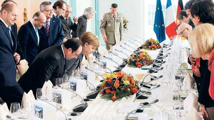 Im Kreis der Minister. Kanzlerin Angela Merkel und Frankreichs Präsident François Hollande (links) leiteten gemeinsam eine deutsch-französische Kabinettssitzung im Kanzleramt. 