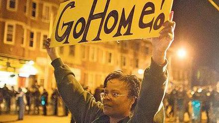 Ihr sollt nach Hause gehn. Eine Demonstrantin versucht in Baltimore, den Protest mit einem Plakat eigenhändig zu beenden. 