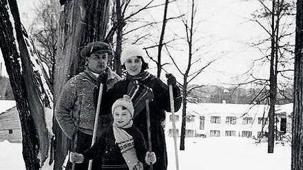 Ein Bild der Familie Hadrossek aus den anfangs glücklichen Tagen. Später wurde der Vater als deutscher Spion erschossen, die Mutter war jahrelang in einem Gulag inhaftiert. 