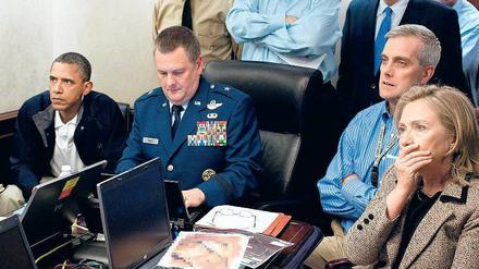 Barack Obama (l.) und Hillary Clinton (r.) verfolgten 2011 die Ergreifung bin Ladens am Bildschirm im Weißen Haus.