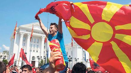 Flagge zeigen. Mazedonier demonstrieren in Skopje gegen die Regierung von Premierminister Gruevski.