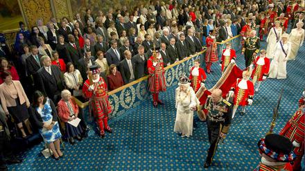 Prunkvolles Zeremoniell. Königin Elizabeth II. trifft in Begleitung ihres Gatten, Prinz Philip, im Westminster-Palast in London ein. 