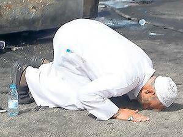 Gedenken an die Toten. Der Cousin eines der Opfer des Selbstmordanschlags vor der schiitischen Al-Anoud-Moschee betet am Attentatsort. 