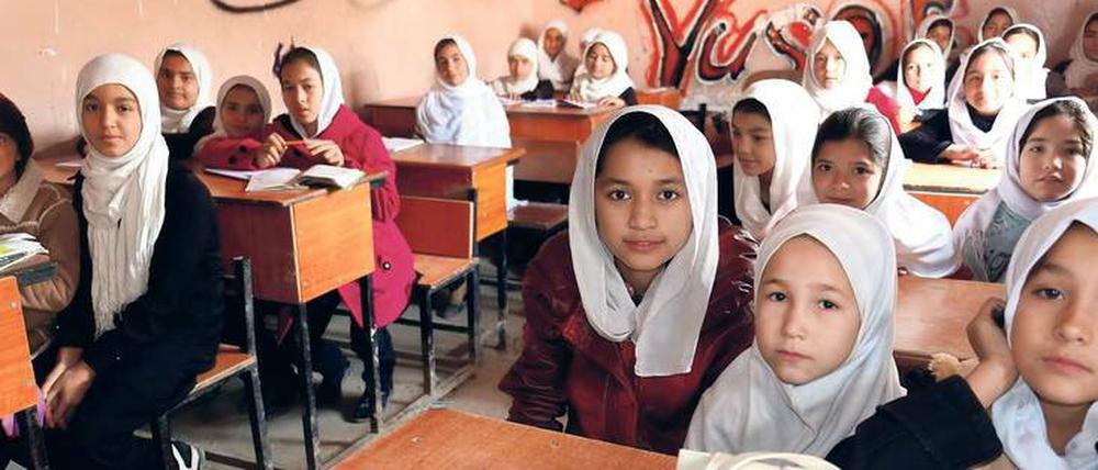 Gute und schlechte Nachrichten. Dank Entwicklungshilfe können immer mehr afghanische Kinder zur Schule gehen. Doch nur wenige finden danach Arbeit. 