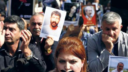 Mund halten. Demonstranten in Ankara werfen der Regierung vor, die Hintergründe des Anschlags mit fast 100 Opfern verschweigen zu wollen.