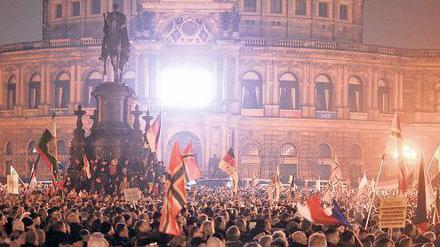 Zwischen 15.000 und 20.000 Pegida-Anhänger versammelten sich am Montagabend in Dresden vor der Semperoper. 