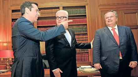 Athener Gespräche. Griechenlands Ministerpräsident Alexis Tsipras, Außenminister Frank-Walter Steinmeier und Amtskollege Nikos Kotzias (von links). 