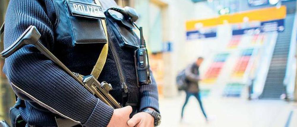 Neues Auftreten in der Öffentlichkeit. Polizisten mit Maschinengewehren werden aufgrund der Terroranschläge von Paris am Dienstag rund um das Fußball-Länderspiel in Hannover zum Straßenbild gehören.