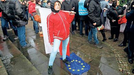 „Nein zu Flüchtlingen.“ Eine Polin tritt bei einer rechtsnationalen Demonstration in Danzig eine EU-Fahne mit Füßen. 