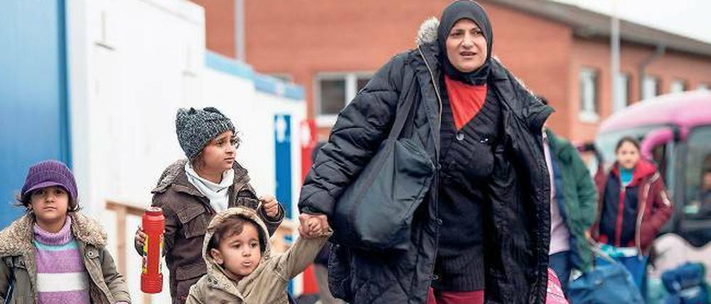 Ankunft. Flüchtlinge treffen in der hessischen Erstaufnahmeeinrichtung in Gießen ein. Weil auch viele Kinder unter sieben Jahren unter den Schutzsuchenden sind, geht das Bundesinnenministerium davon aus, dass 70 000 zusätzliche Plätze in Kitas benötigt werden. 
