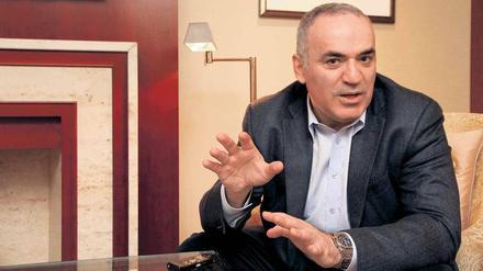 Ex-Schachweltmeister Garri Kasparow beendete 2005 seine Karriere als Profispieler und schloss sich der russischen Opposition an.