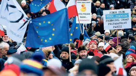 Protest. Tausende demonstrierten am Wochenende in Warschau gegen die massive Einflussnahme der Regierung auf die öffentlich-rechtlichen Medien.