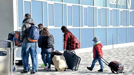 Eine abgelehnte Asylbewerberfamilie auf dem Weg zurück nach Kosovo. 
