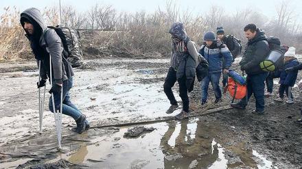 Auf dem Weg nach Norden. Flüchtlinge haben von Griechenland aus die Grenze zu Mazedonien überwunden und laufen bei widrigem Wetter weiter zu einem Auffanglager.