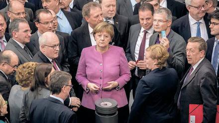 Bekennt Farbe. Bundeskanzlerin Angela Merkel (CDU) gab am Mittwoch eine Regierungserklärung zur Flüchtlingspolitik ab. Zuvor warf sie bei einer namentlichen Abstimmung im Bundestag ihre Stimmkarte ein.
