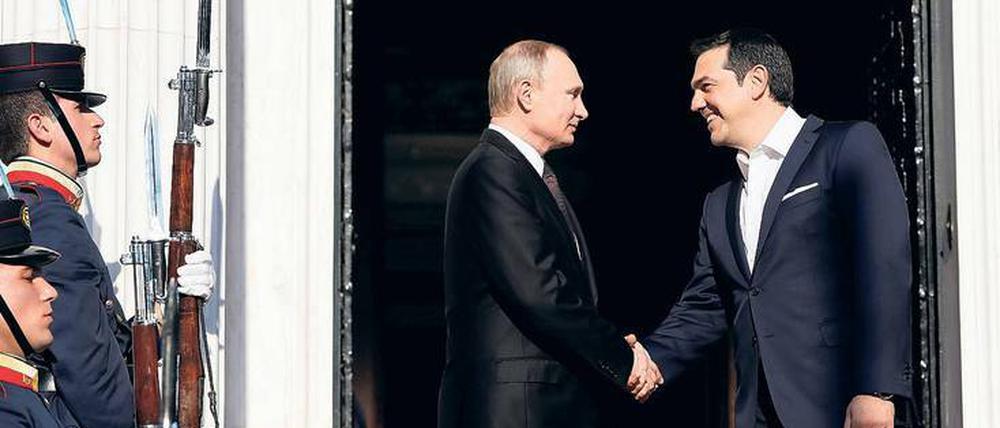 Der griechische Ministerpräsident Alexis Tsipras (r.) empfängt Russlands Präsidenten Wladimir Putin in seinem Amtssitz, der Villa Maximos. 