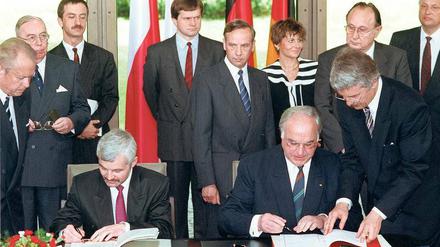 17. Juni 1991: Der polnische Ministerpräsident Krzystof Bielecki (l.) und Bundeskanzler Helmut Kohl unterzeichnen den Vertrag "über gute Nachbarschaft". 