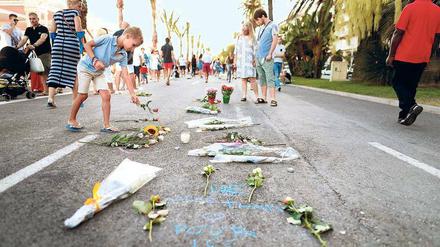 Trauer an der Promenade des Anglais in Nizza. 18 Opfer des Anschlags sind noch in Lebensgefahr. 