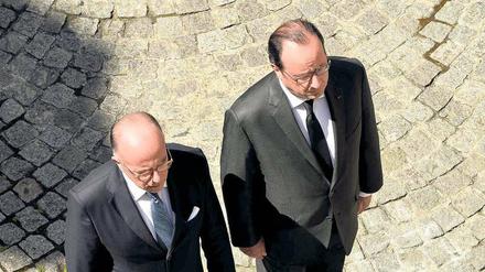 Vereint in Trauer: Frankreichs Präsident Francois Hollande (r.) und Innenminister Bernard Cazeneuve gedenken am Montag der Opfer von Nizza. 