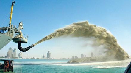 Sand im Meer. Millionen Tonnen Sand sind vor Dubai aufgeschüttet worden, um künstliche Inseln zu schaffen. 