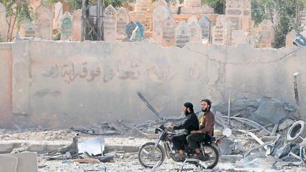 Friedhof Aleppo. Die Einwohner der nordsyrischen Stadt erlebten am Donnerstag die heftigsten Luftangriffe seit Monaten.