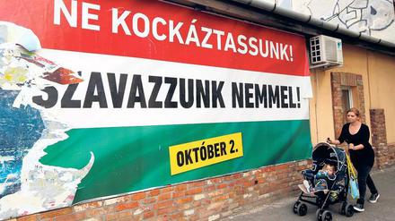 Ungarns Regierung wirbt für ein Nein beim Referendum am Sonntag: „Wir sollten kein Risiko eingehen", steht auf dem Plakat. 