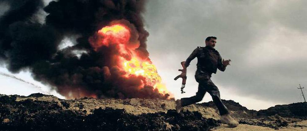 Der IS hinterlässt bei seinem Rückzug verbrannte Erde. Die brennenden Ölquellen bei Qayyara setzen gefährliche Dämpfe frei. 