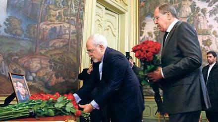 Gedenken an den ermordeten russischen Botschafter: Russlands Außenminister Sergej Lawrow (rechts) und sein iranischer Amtskollege Mohammad Javad Zarif in Moskau. 