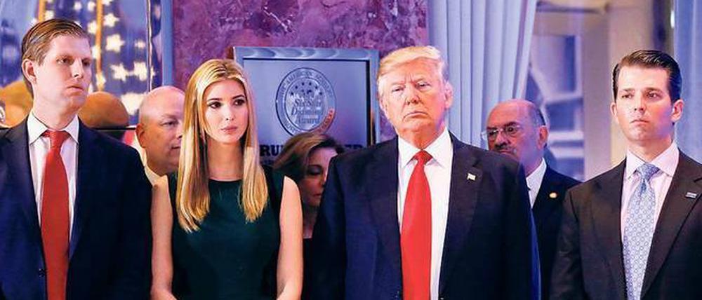 Alles bleibt in der Familie. Donald Trump setzt geschäftlich und politisch auf die unmittelbare Verwandtschaft. Sohn Eric (links) soll seine Geschäfte übernehmen, Schwiegersohn Jared Kushner (rechts) wird sein Chef-Berater im Weißen Haus.