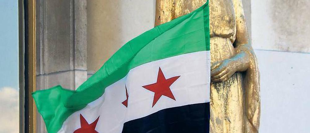 Es war die Nationalflagge bis 1963: Mit dieser Fahne demonstrieren syrische Oppositionelle in aller Welt gegen das Assad-Regime. 