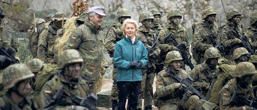 Unter Männern. Frauen sind in der Bundeswehr in der Minderzahl – und haben einen schweren Stand. Ministerin Ursula von der Leyen will das ändern.