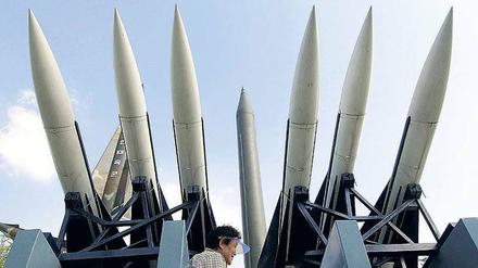 Massenvernichtungswaffen. Eine Besucherin im Kriegsgedenkmuseum von Seoul betrachtet ausgemusterte Atomraketen. 