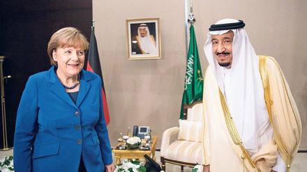 Wiedersehen. Angela Merkel und der König und Premierminister von Saudi-Arabien, Salman bin Abdelasis al Saud, trafen sich 2015 beim G-20-Gipfel in der Türkei. Am Sonntag reist die Kanzlerin nach Saudi-Arabien. 