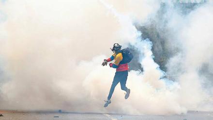 Straßenschlachten sind in Venezuela derzeit fast an der Tagesordnung. Sicherheitskräfte gehen hart gegen Demonstranten vor.
