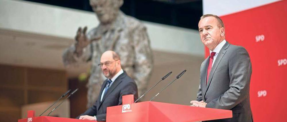 Ihr Kurs. Kanzlerkandidat und SPD-Chef Martin Schulz (links) und der niedersächsische Innenminister Boris Pistorius äußerten sich in Berlin. 