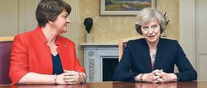 Verhandeln weiter: Theresa May (rechts) und Arlene Foster. 
