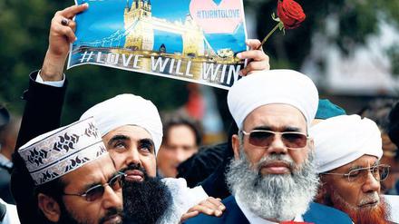 Protest von Londoner Muslimen gegen den IS. Nach den Anschlägen von Manchester und London verweigerten etwa 130 Imame den Tätern das Bestattungsgebet. Foto: Odd Andersen/AFP