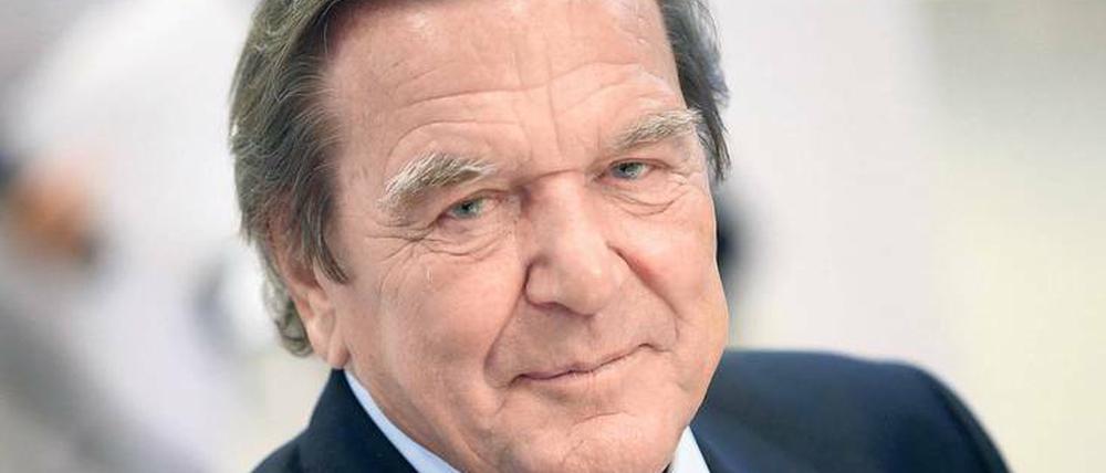 Hilfe vom Altkanzler. Der 73 Jahre alte Gerhard Schröder soll neue Zuversicht unter den SPD-Delegierten in Dortmund wecken.
