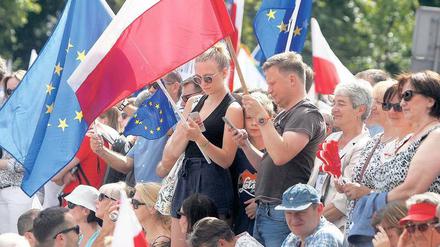 Tausende Polen demonstrierten gegen die Abkehr der rechtskonservativen Regierung von europäischen Werten. 