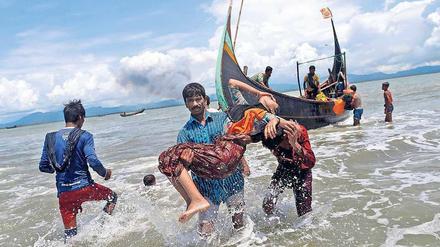 Auf der Flucht vor Gewalt und Verfolgung in Myanmar stranden diese völlig erschöpften Rohingya an der Küste des Nachbarlandes Bangladesch.