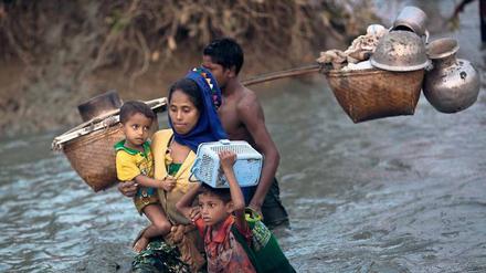 Muslimische Rohingya fliehen von Myanmar ins benachbarte Bangladesch. 