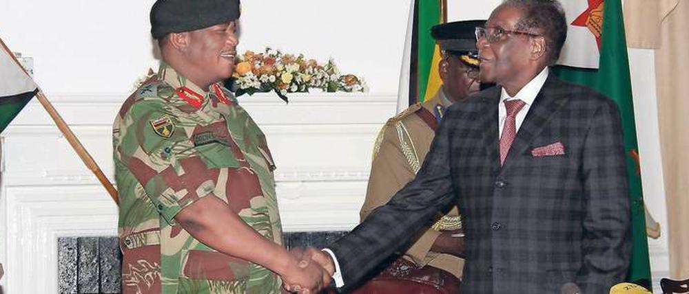 Wer ist hier der Machthaber? Robert Mugabe gibt General Constantino Chiwenga vor seiner Fernsehansprache die Hand.
