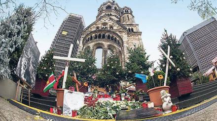 Gedenken. Blumen und Kreuze erinnern auf dem Berliner Breitscheidplatz an den Terroranschlag.