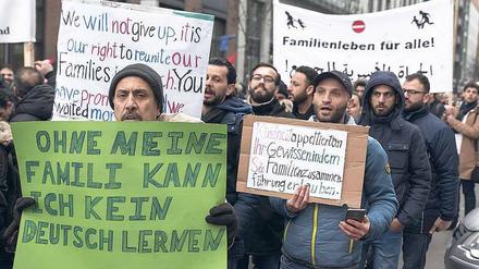 Am Wochenende haben Asylbewerber und Unterstützer in Berlin gegen die Aussetzung des Familiennachzugs demonstriert.