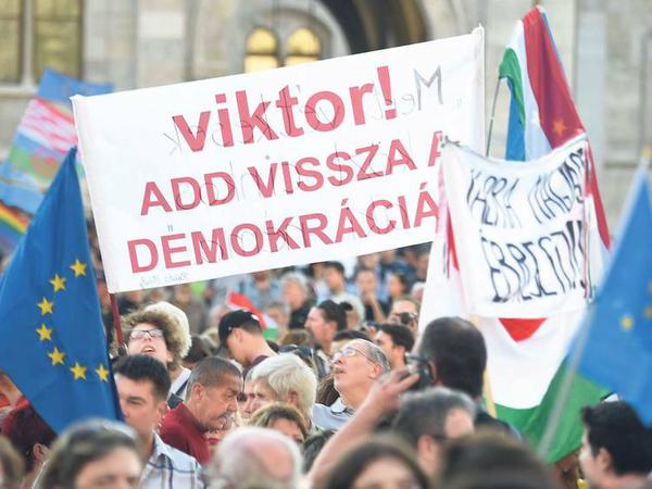 „Viktor, gib uns die Demokratie zurück“, fordern die Demonstranten in Budapest.