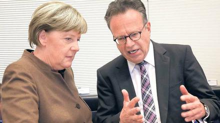 Der frühere Bamf-Chef Frank-Jürgen Weise erhebt schwere Vorwürfe gegen die Bundesregierung. Er wies bereits 2017 auf die Missstände hin. 